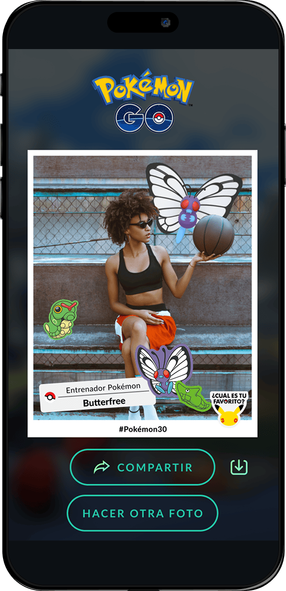 La aplicación Pokémon GO se abre en la pantalla de un móvil. Puedes usar la aplicación para decorar y compartir las fotos de #Pokemon30.