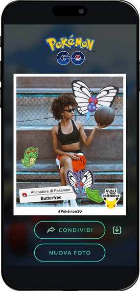 Schermata di uno smartphone con aperta l'app di Pokémon GO. Puoi utilizzare l'app per abbellire e condividere le tue foto per #Pokemon30.