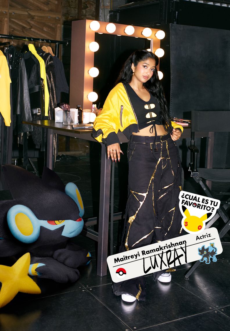 La actriz Maitreyi Ramakrishnan posa junto a Luxray en un camerino.