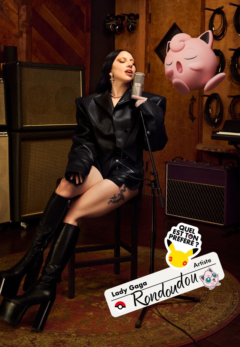 L’artiste Lady Gaga et Rondoudou chantent dans un micro à l’intérieur d’un studio de musique.