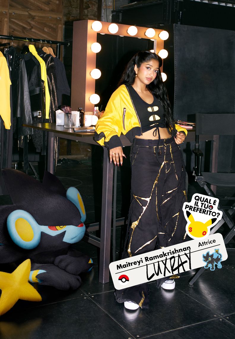 L'attrice Maitreyi Ramakrishnan è in posa in un camerino con Luxray.
