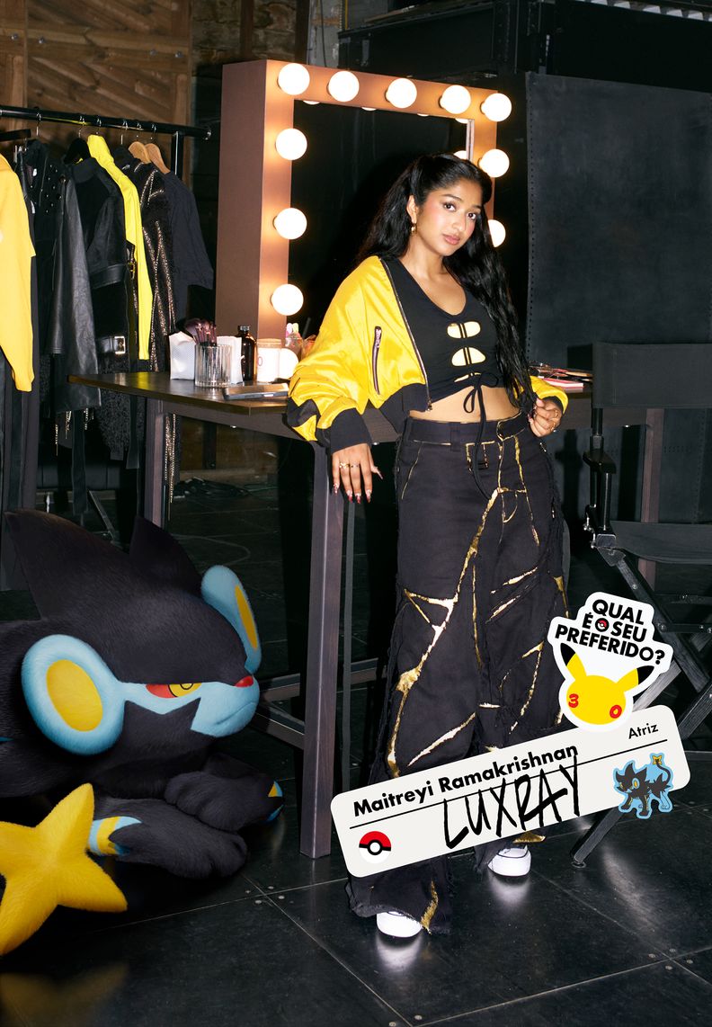 A atriz Maitreyi Ramakrishnan posa com Luxray em um camarim.