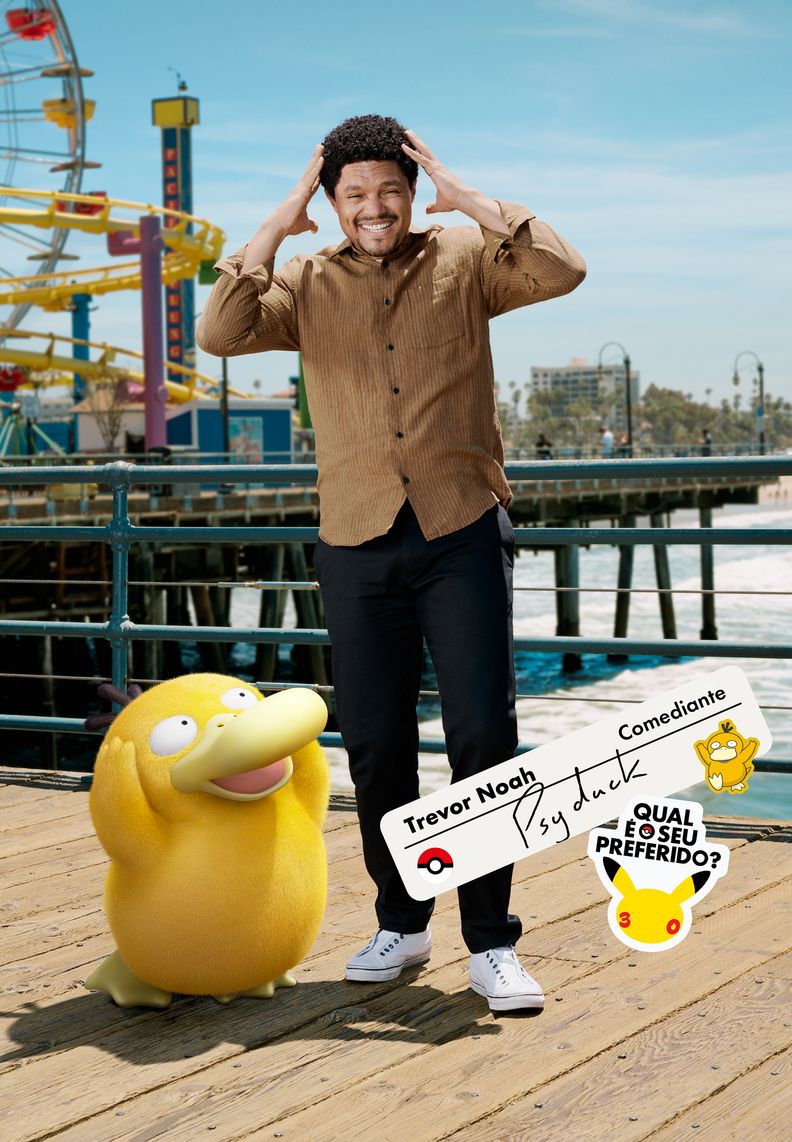 O comediante Trevor Noah aparece de pé em um píer ao lado de Psyduck. As mãos de Trevor estão perto de suas têmporas como uma forma de imitar a pose icônica de Psyduck.