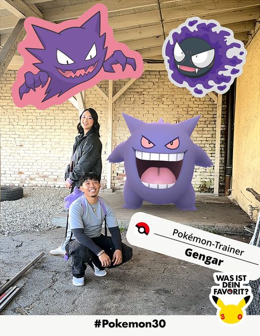 Ein junger Mann und eine junge Frau posieren im Freien umgeben von den Geister-Pokémon Nebulak, Alpollo und Gengar. Ein Sticker benennt die Personen als Pokémon-Trainer. Er befindet sich neben einem Sticker mit der Illustration von Pikachus Kopf zur Feier von 30 Jahren.