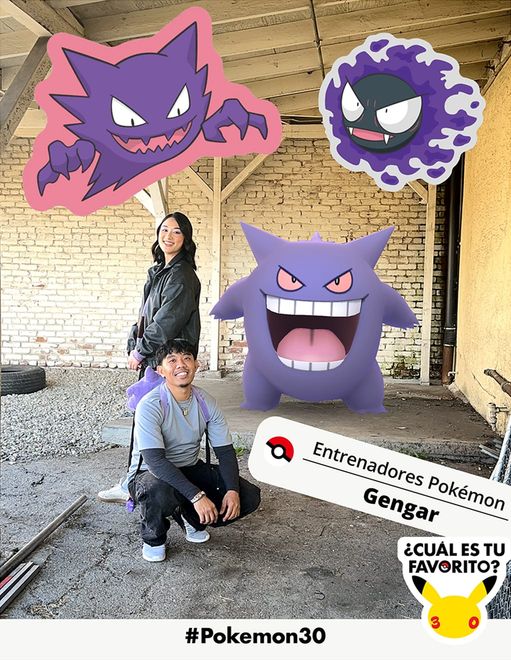 Un chico y una chica jóvenes posan en el exterior rodeados de los Pokémon de tipo Fantasma Gastly, Haunter y Gengar. Una pegatina los identifica como Entrenadores Pokémon. Hay otra pegatina con la ilustración de la celebración de los 30 años con la cara de Pikachu.