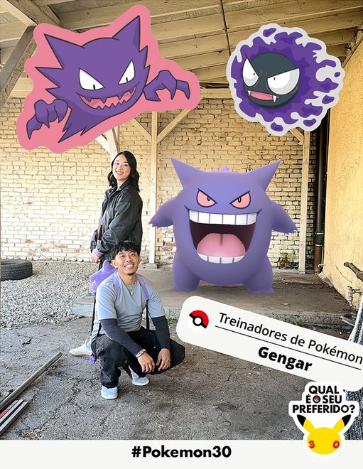 Um homem e uma mulher jovens posam num campo verde aberto ao lado dos Pokémon de tipo Fantasma Gastly, Haunter e Gengar. Um adesivo os identifica como Treinadores Pokémon, ao lado de um adesivo de uma ilustração comemorativa de 30 anos de Pokémon com o rosto de Pikachu.